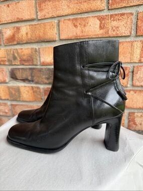 Apostrophe Rudi Black Leather Ankle Bootie Heels with Back Tie Bow Detail SZ 8.5